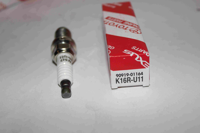свеча зажигания K16R-U11, FR8KCU 1.0 Toyota Corolla 2002--